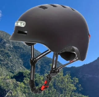 Casco negro con linterna recargable